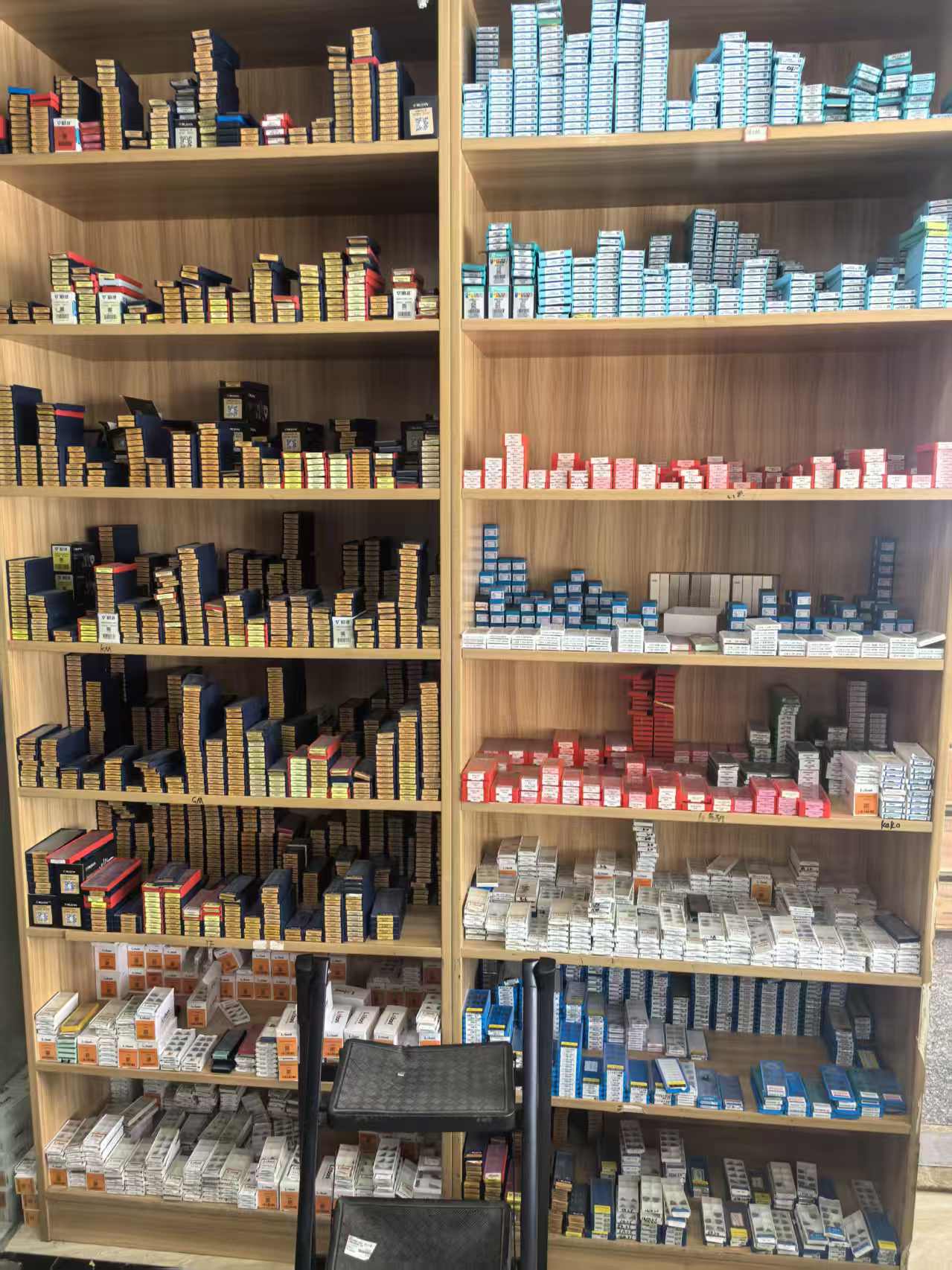 车削与铣削刀片 arranged on store shelves