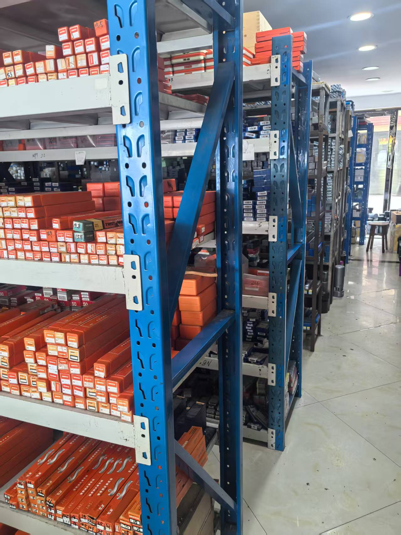 YCHL Tools stock shelves with cutting tools and 刀片